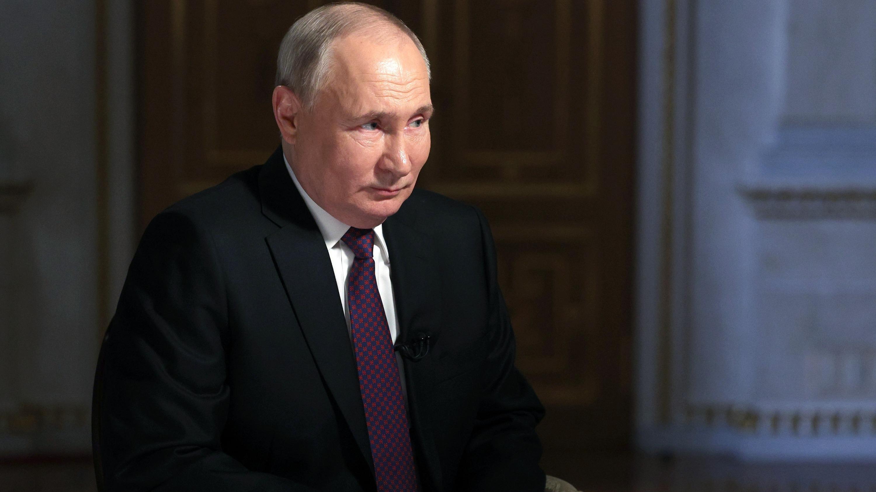?  Live: REFEED: Putin gives interview ahead of Russian–Arab Summit (Feed B: Russian, French, German)