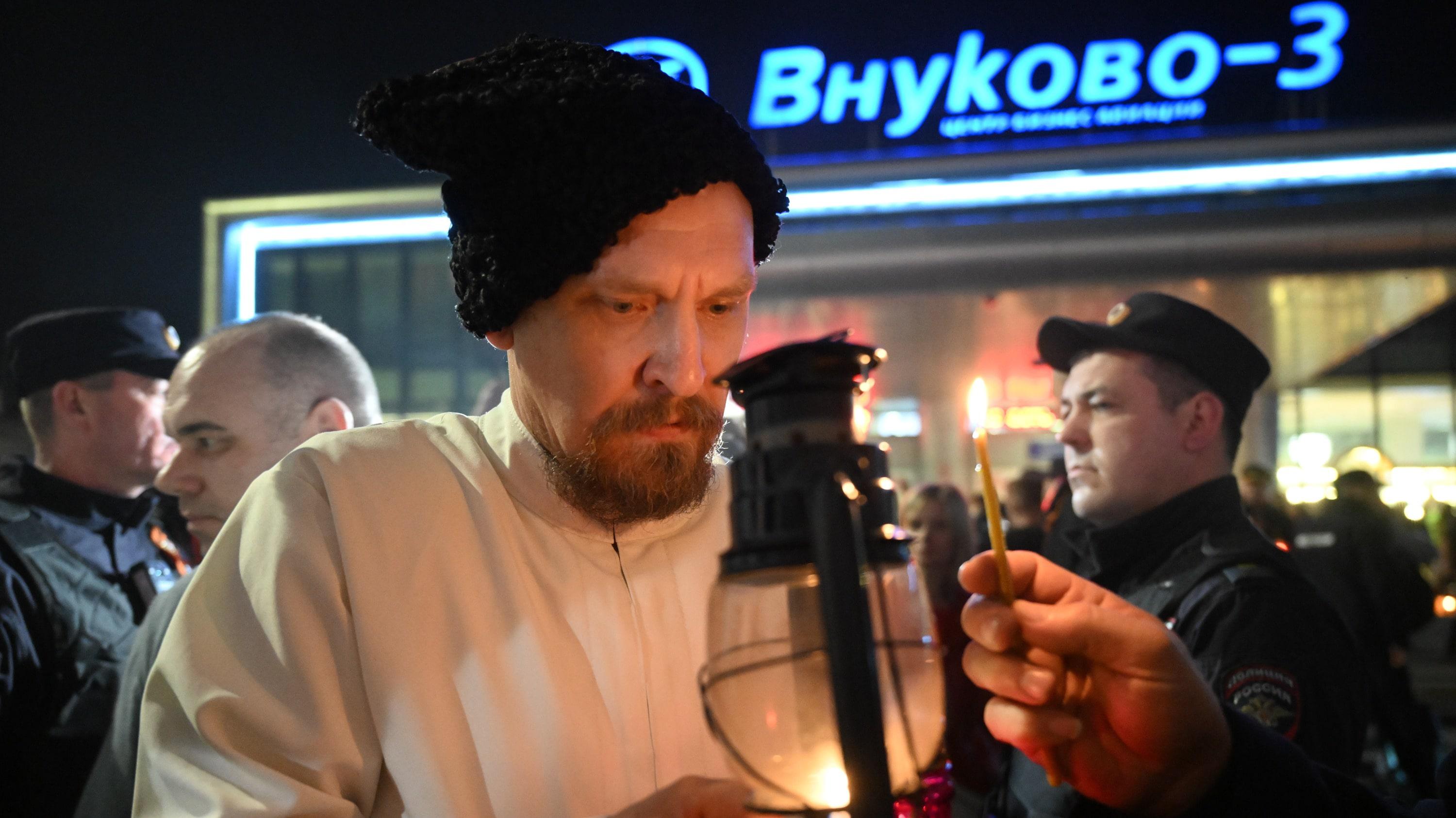 ?  Live: Holy Fire from Church of Holy Sepulchre in Jerusalem arrives in Russia