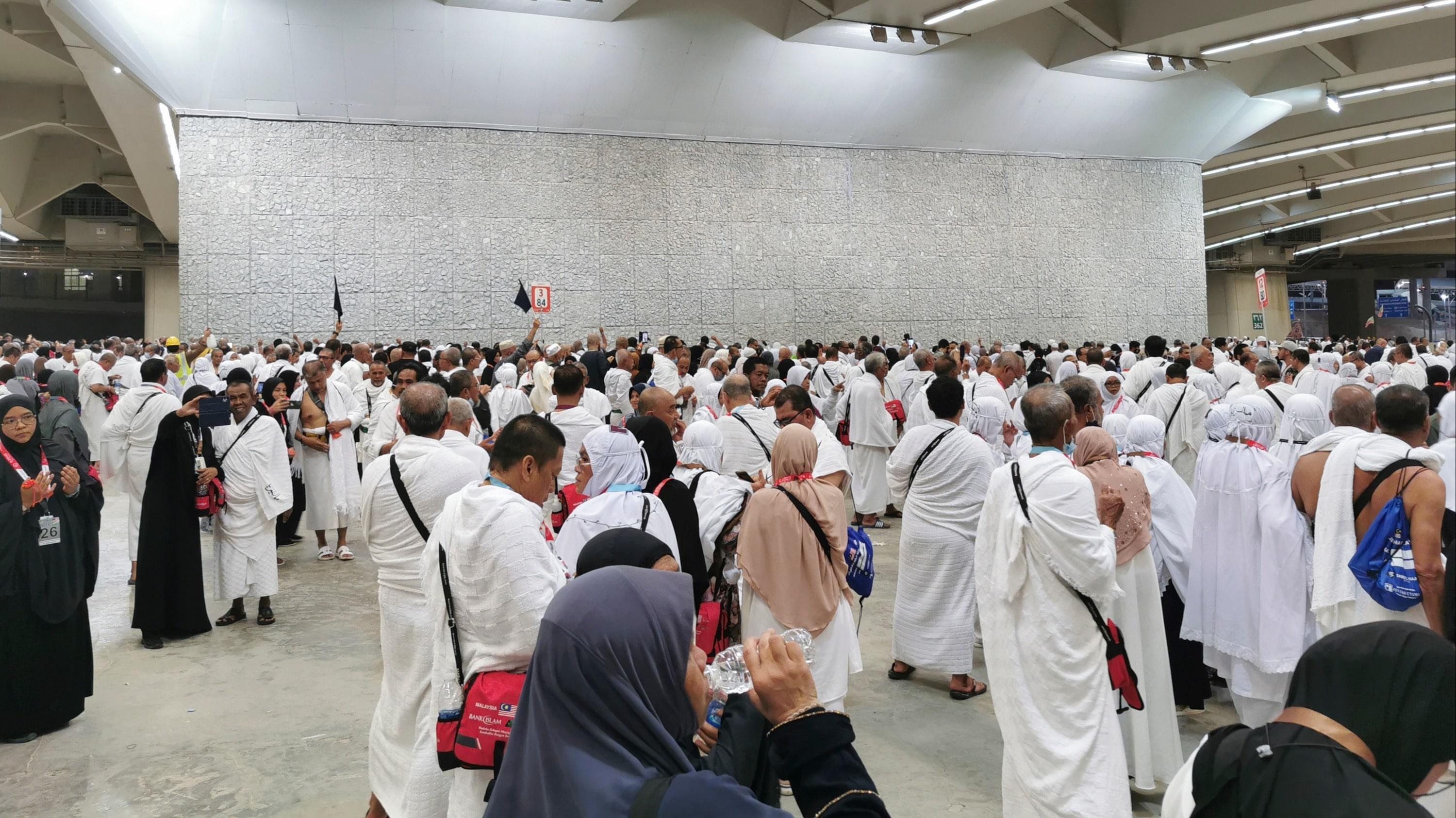 ?  Live: Muslim pilgrims perform 'stoning of the devil' ritual in Mecca
