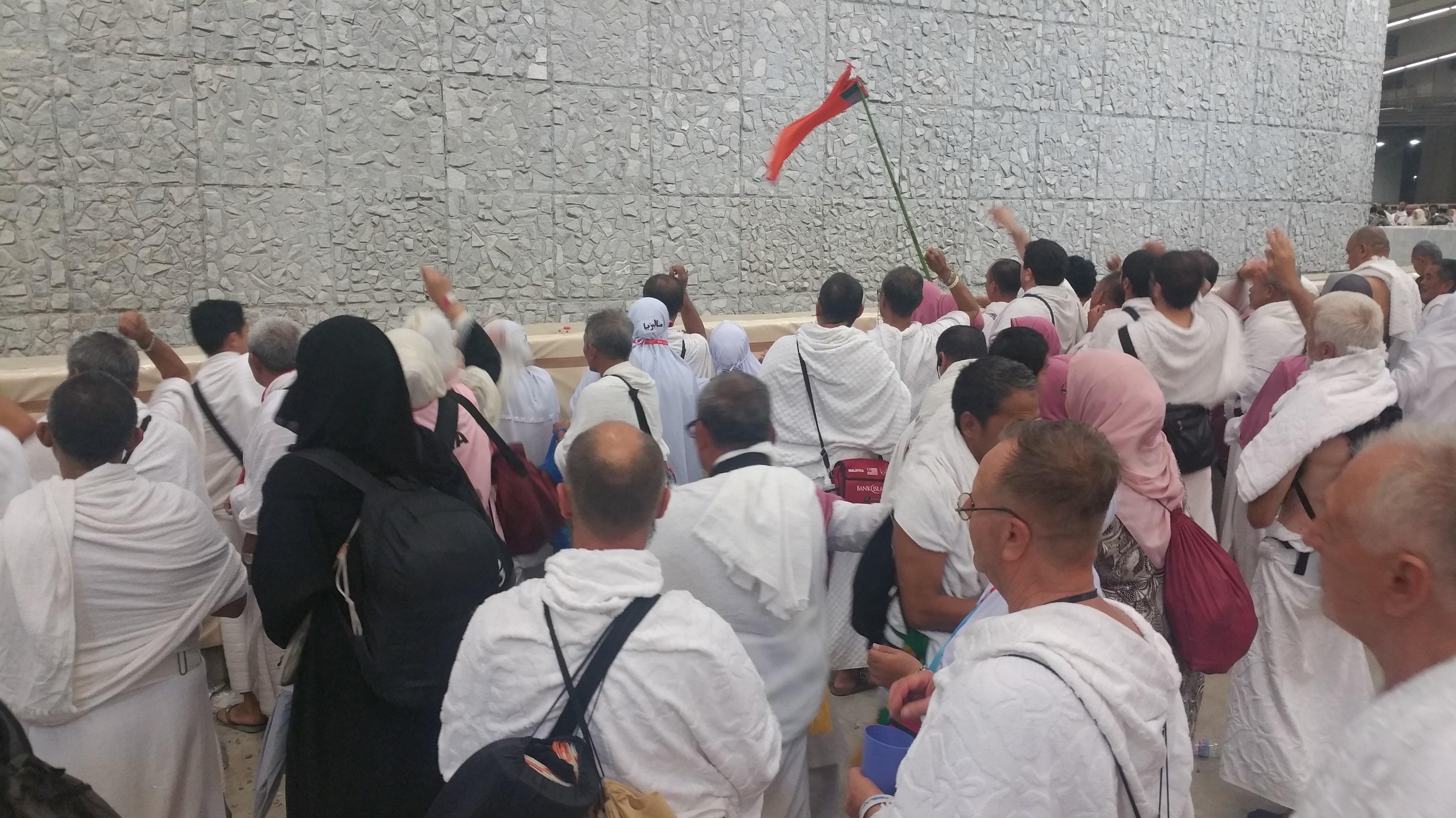 ?  Live: Muslim pilgrims perform 'stoning of the devil' ritual in Mecca on first day of Tashriq