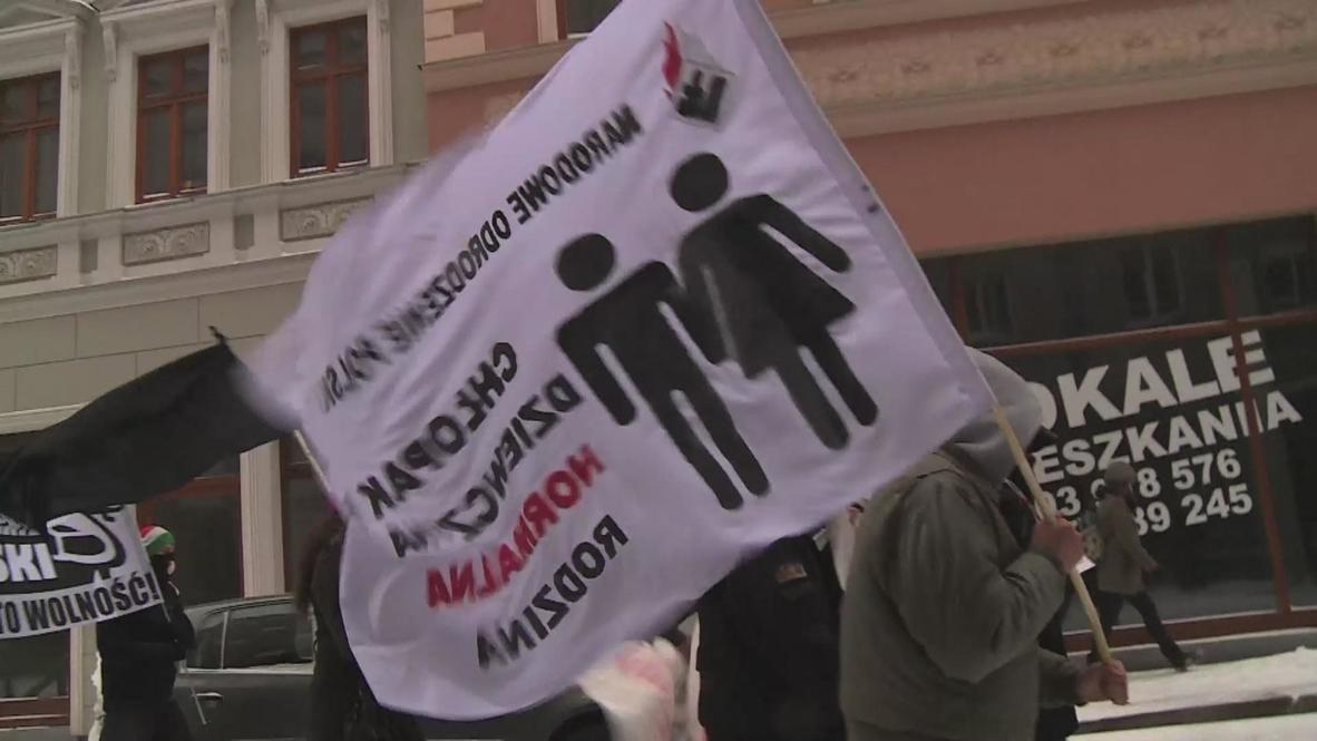 Poland: Anti-gay Nationalists protest louder than Feminists