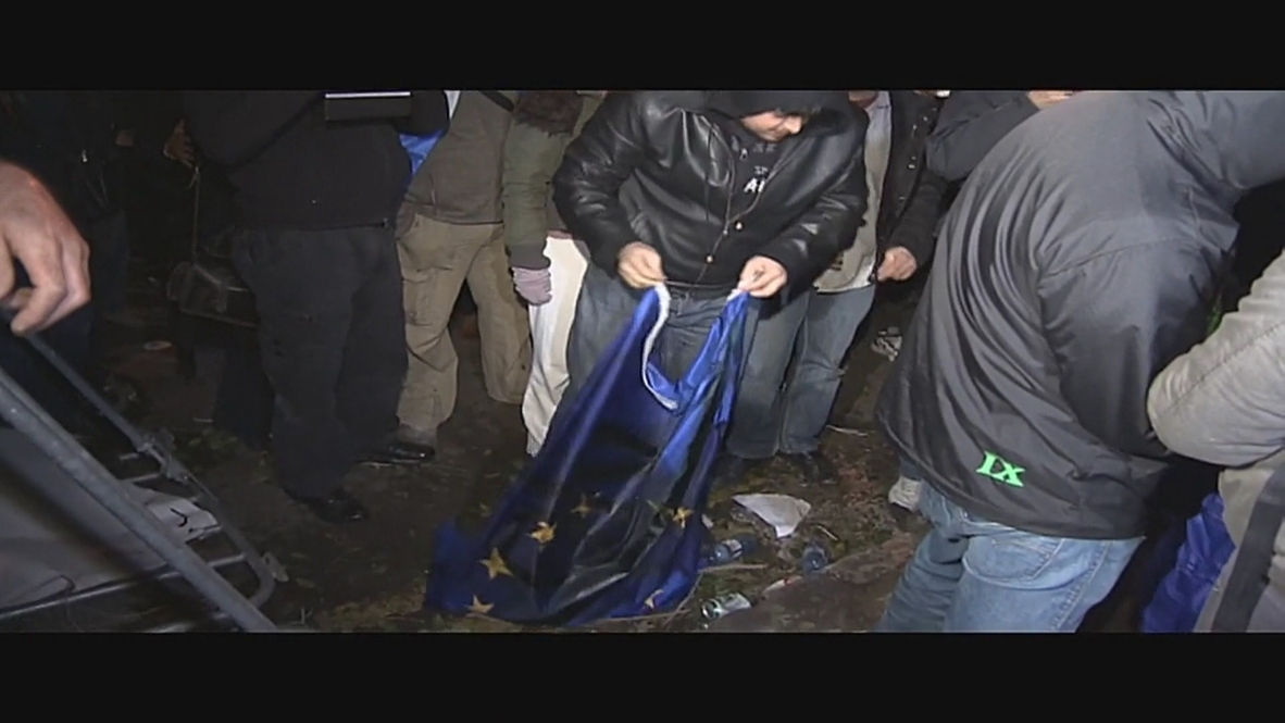 Cyprus: Cypriots burn European Union Flags