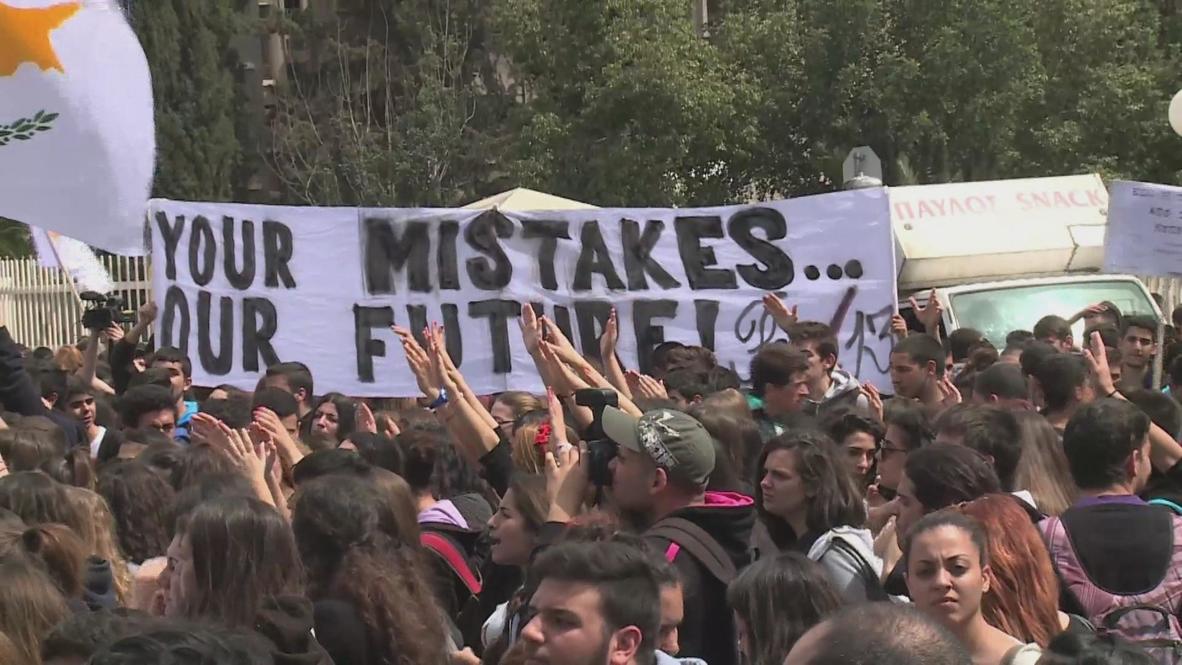 Cyprus: Angry teens march on Presidential Palace