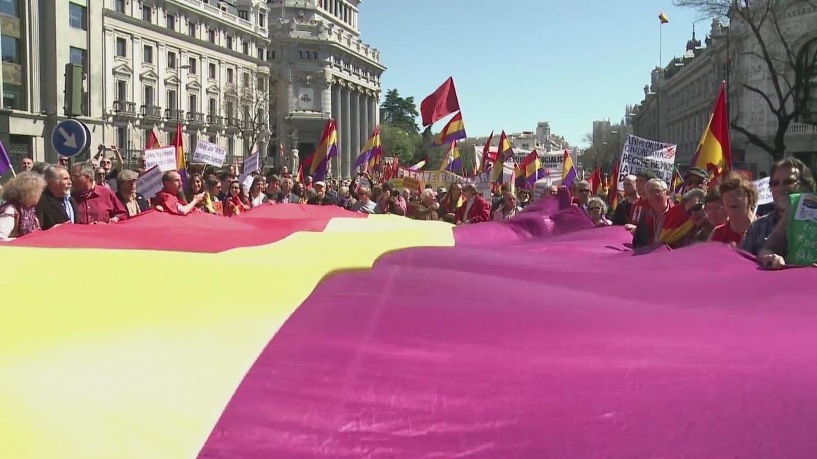 Spain: Thousands celebrate the republic