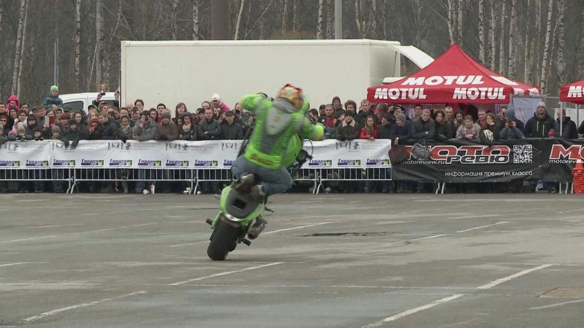 Russia: Freestyle motorcycle competition revs up fans interest