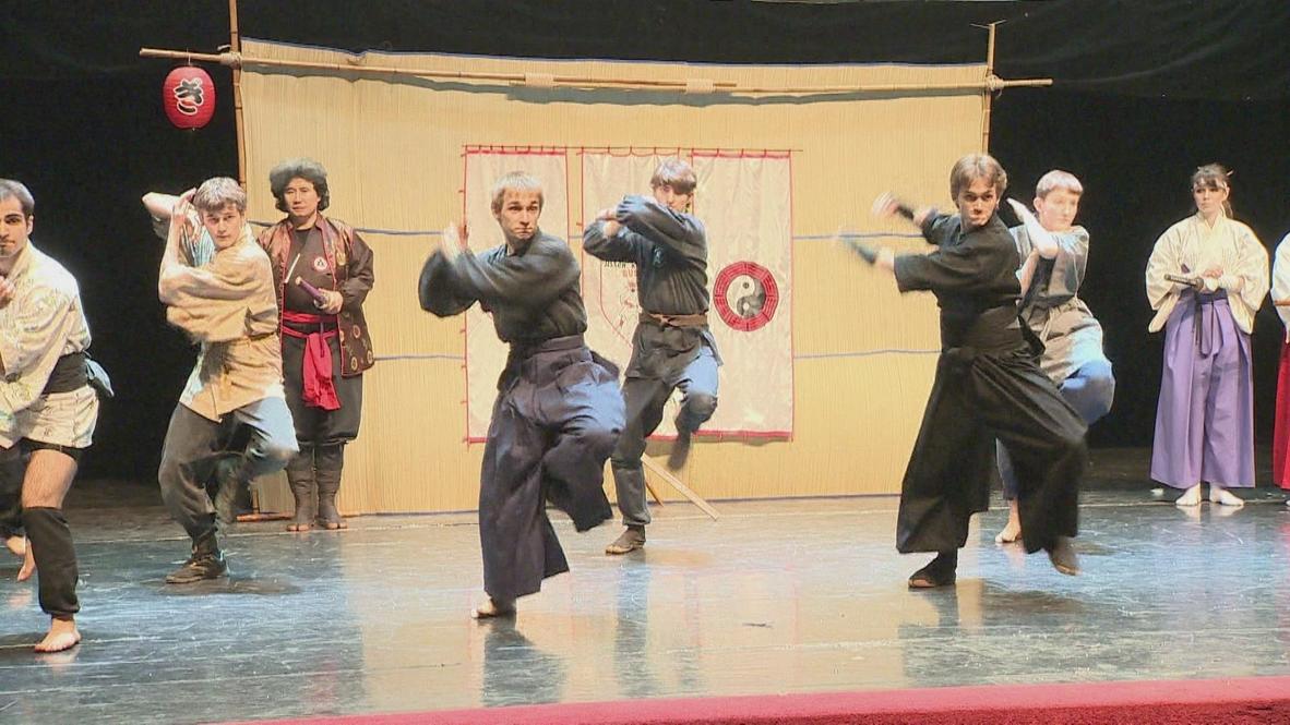 Russia: Ninja school martial artists give choppy performance
