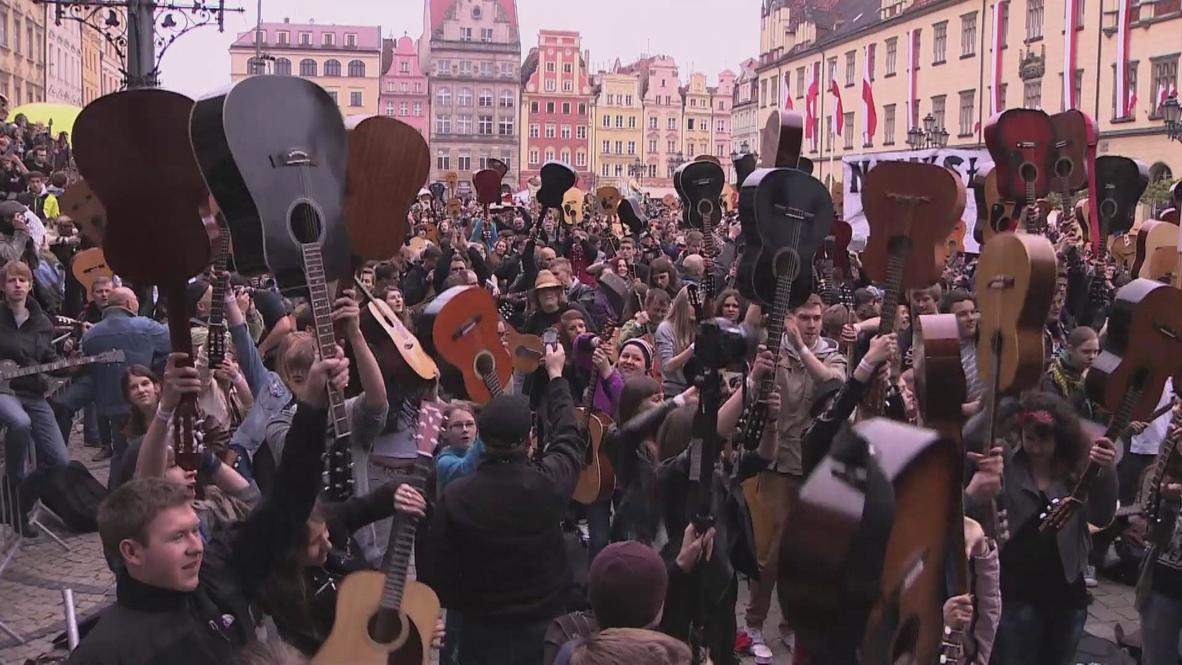 Poland: Thousands of guitars make beautiful music together