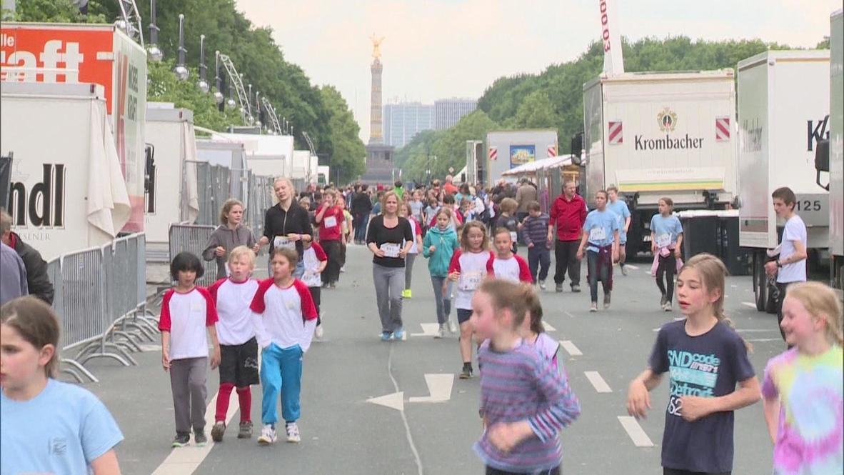 Germany: Thousands of children run for peace