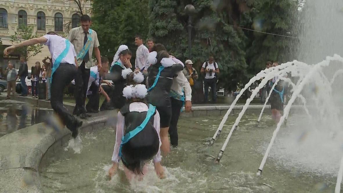 Ukraine: School leavers soak up newly-found freedom