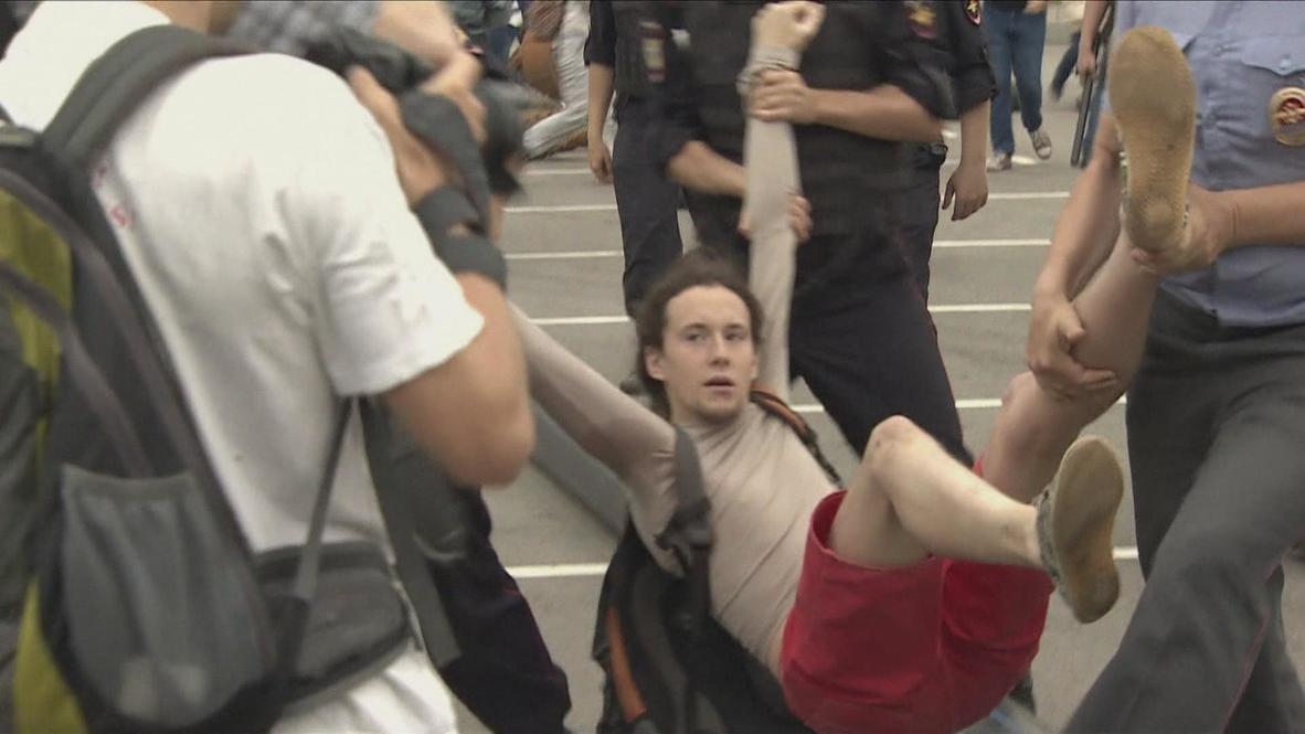 Russia: Heated clashes see pro and anti-gay activists arrested in Moscow