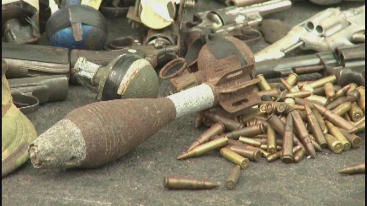 El Salvador: Armed street gangs give up arsenal for peace