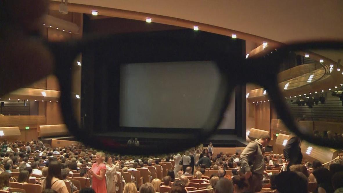 Russia: Swan dances in 3D in its hometown