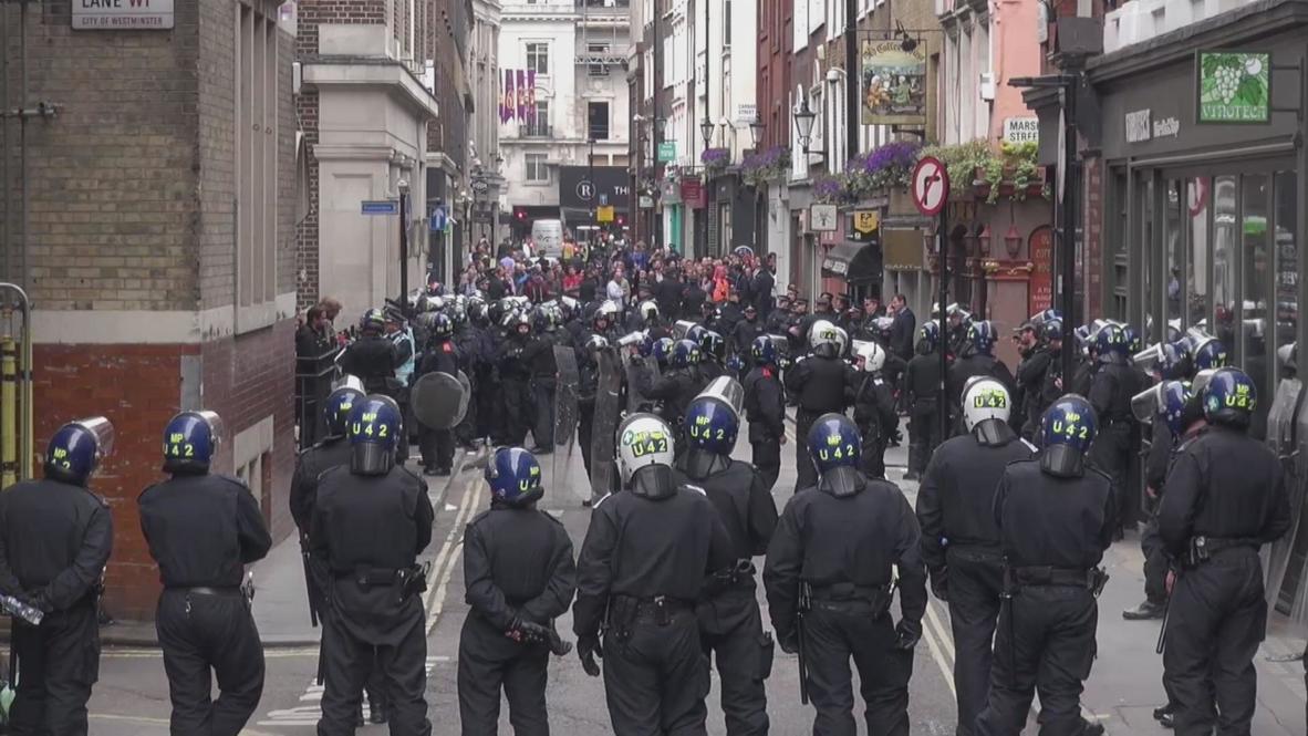 UK: Riot police trap G8 protesters in Central London building