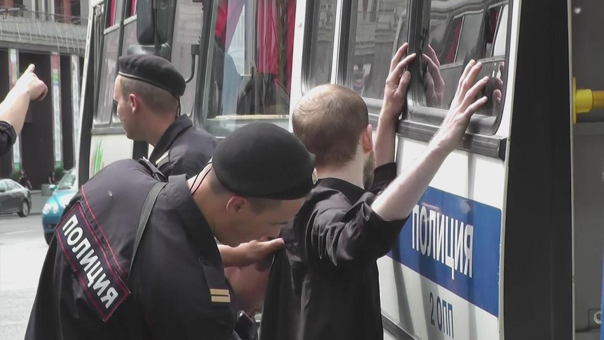 Russia: Pro- and anti-gay groups clash
