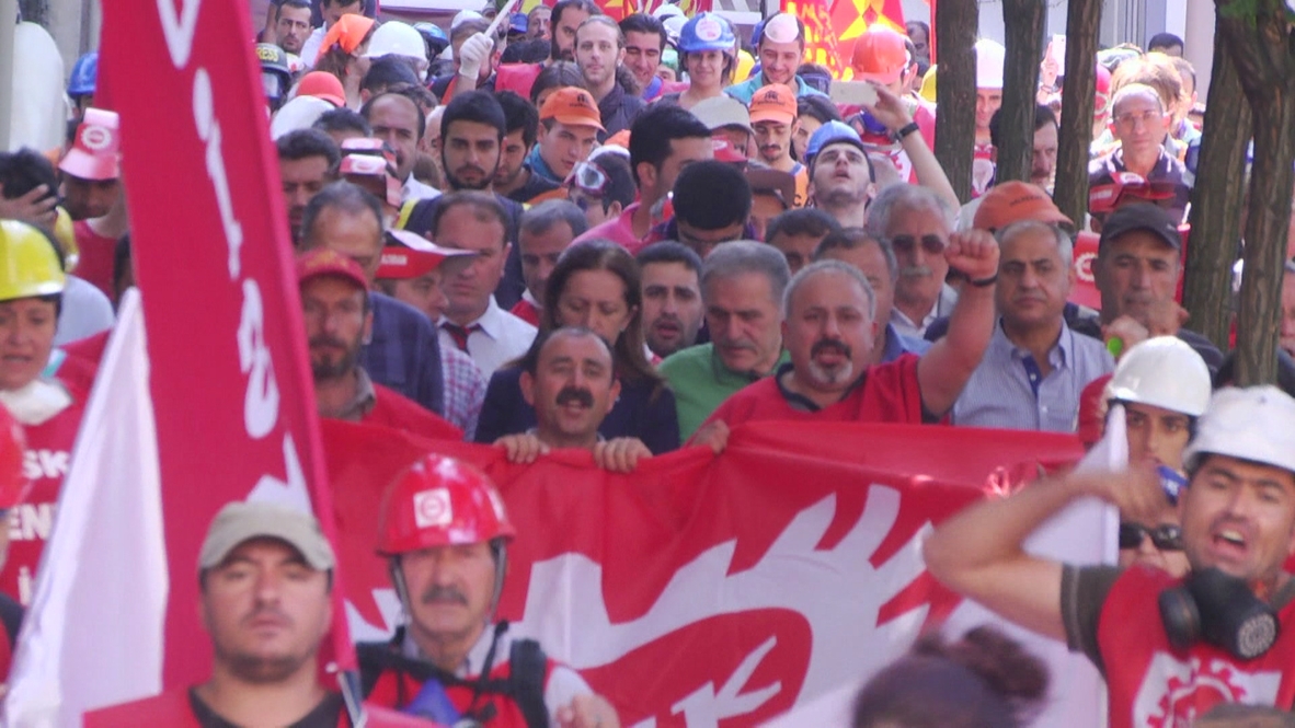 Turkey: Clashes break out as police block union march