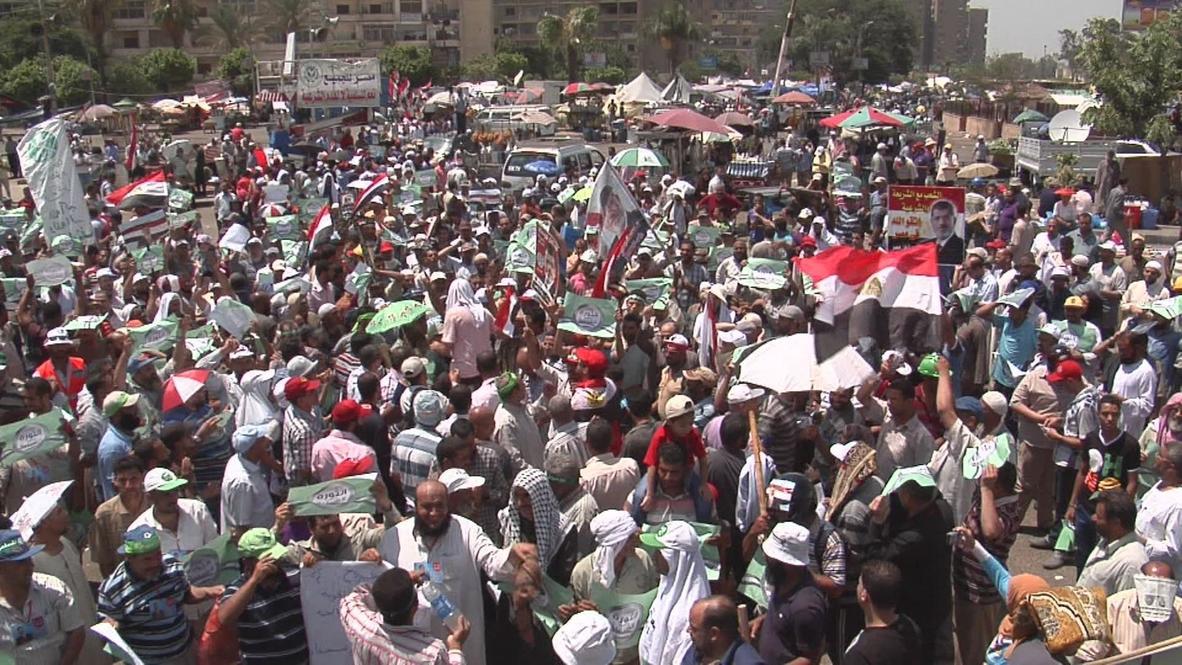 Egypt: Thousands sing and chant in praise of Morsi
