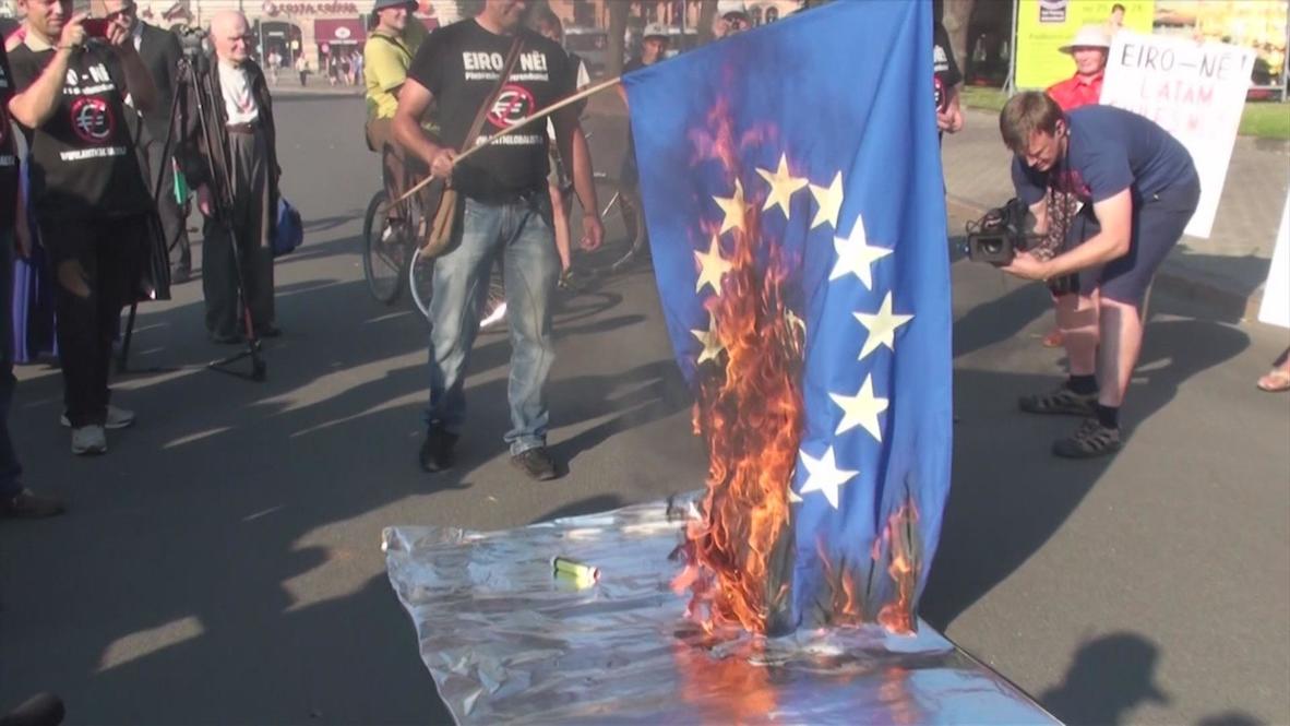 Latvia: EU flag burned in protest against Euro-Zone entry