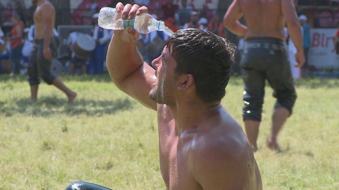 Turkey: Passionate sports fan learns wrestling's oily techniques