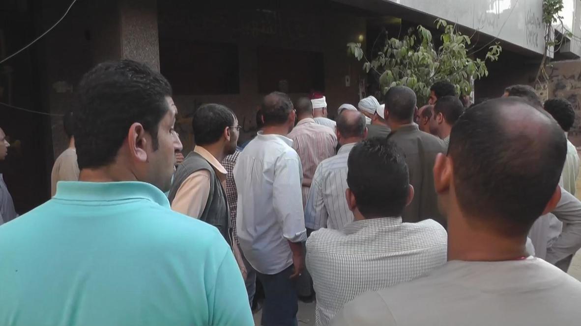 Egypt: Mourners wait to bury their dead