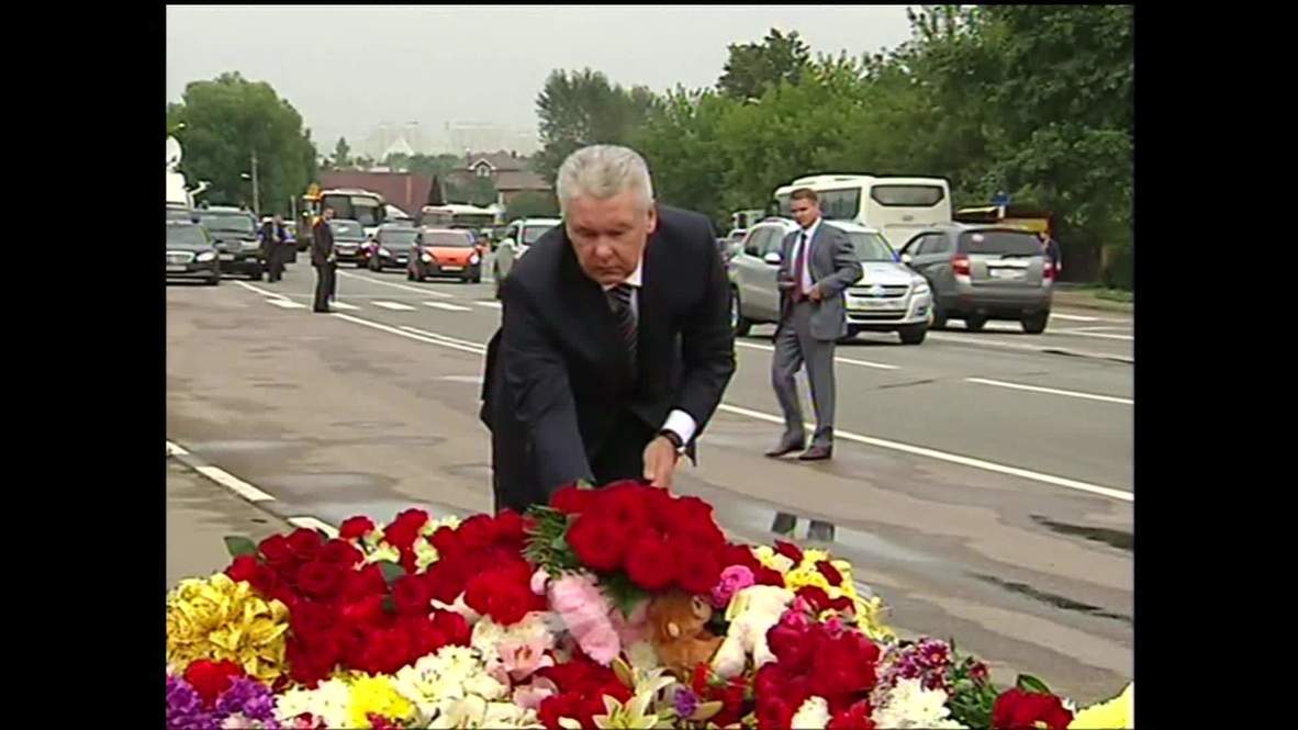 Russia: Mayor lays flowers at site of Moscow bus crash