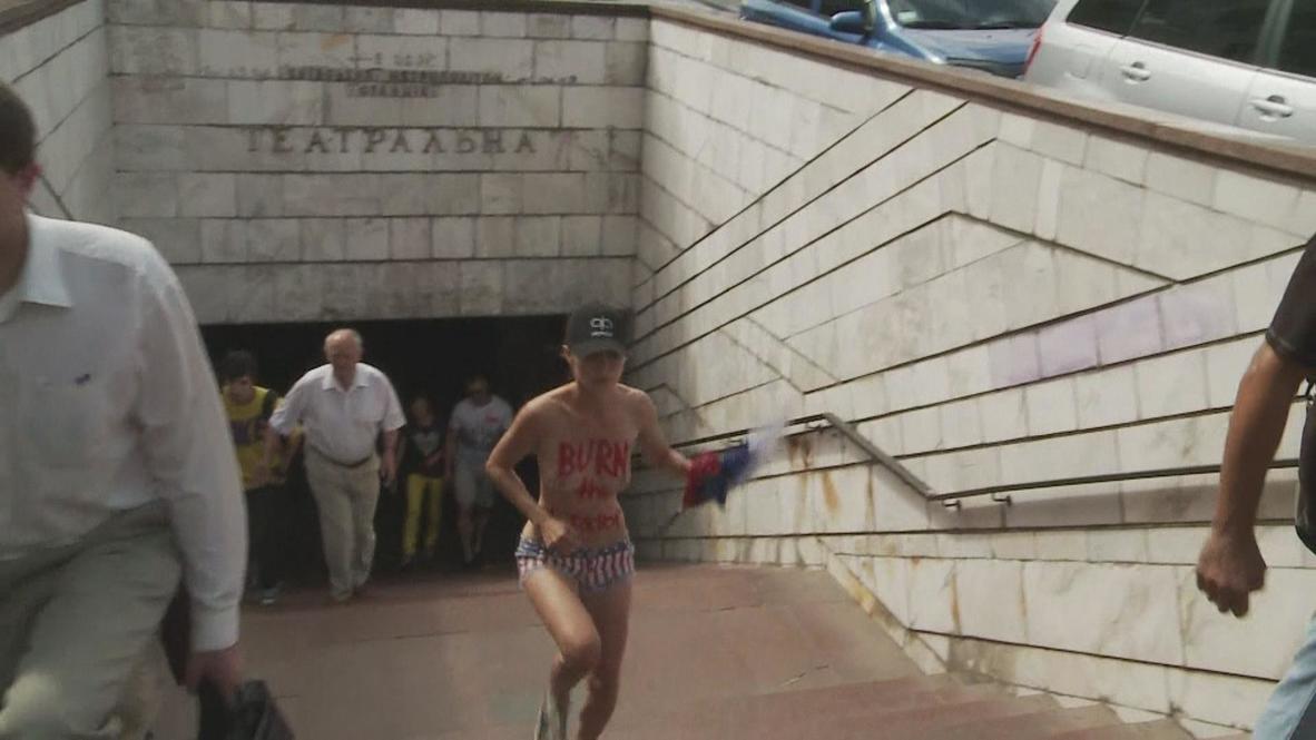 Ukraine: FEMEN shows nipples for Navalny