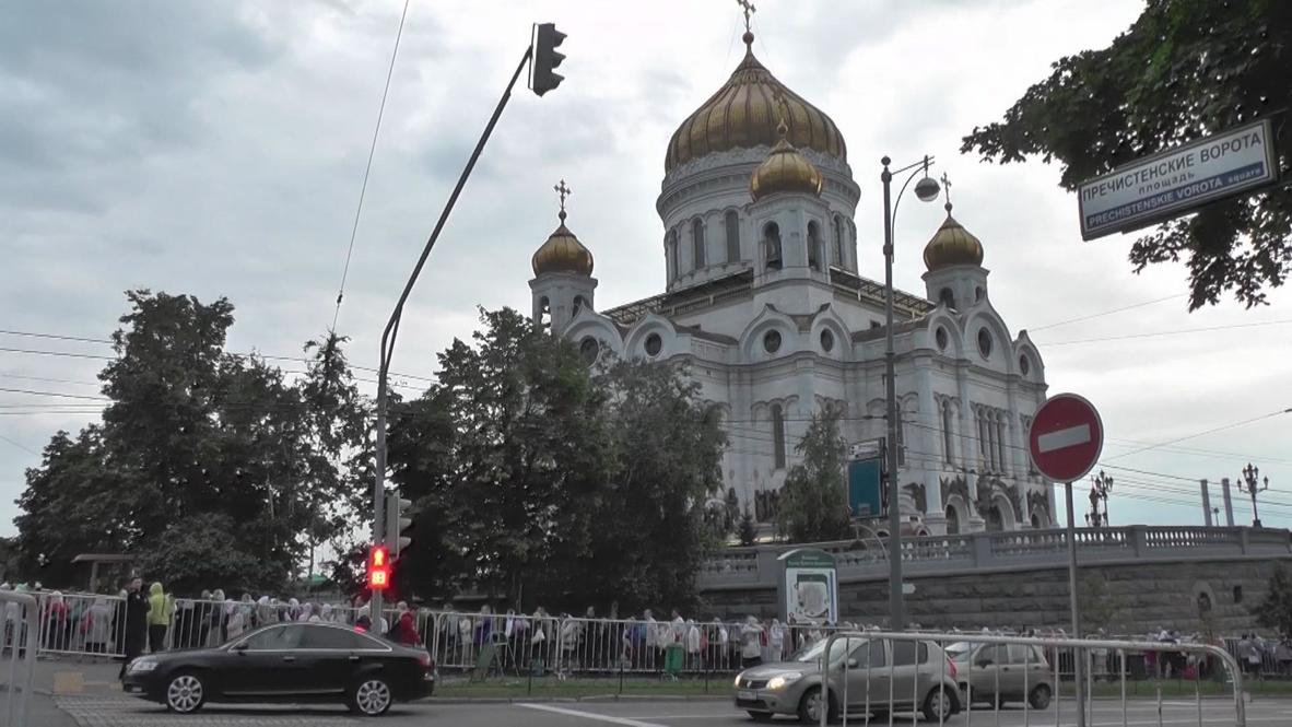 Russia: Early risers queue to see St. Andrew's cross in Moscow