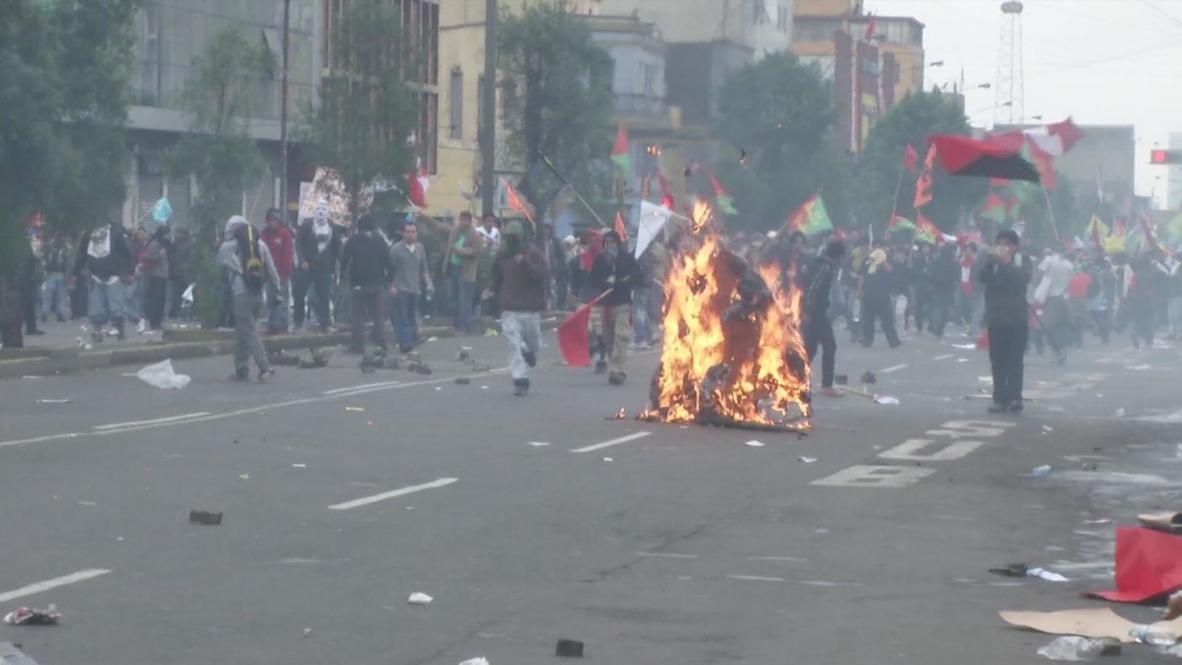 Peru: Lima protesters clash with police amid tear-gas