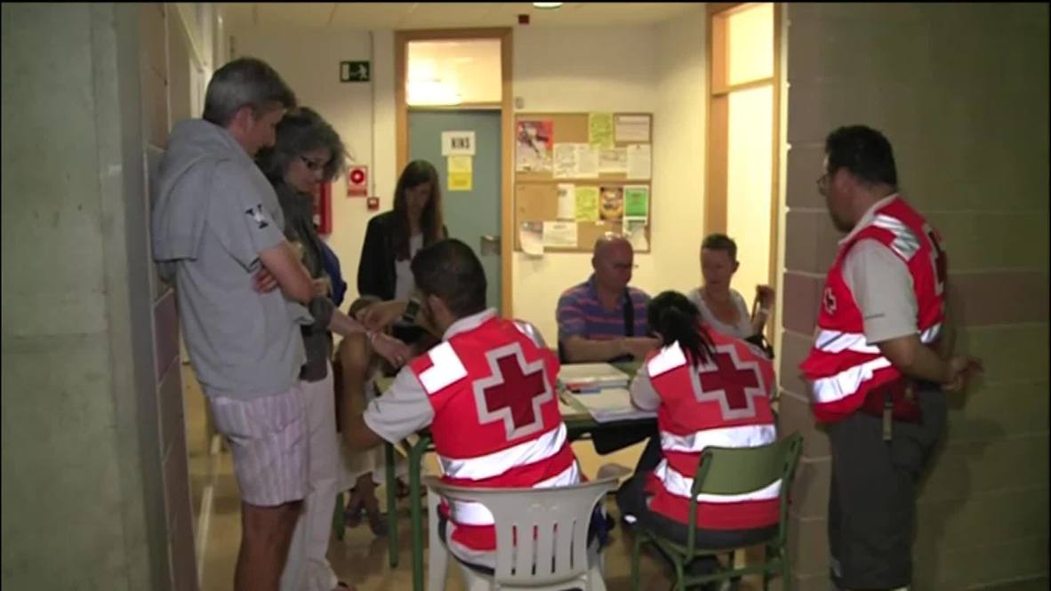 Spain: Wildfire burns 700 residents out of homes