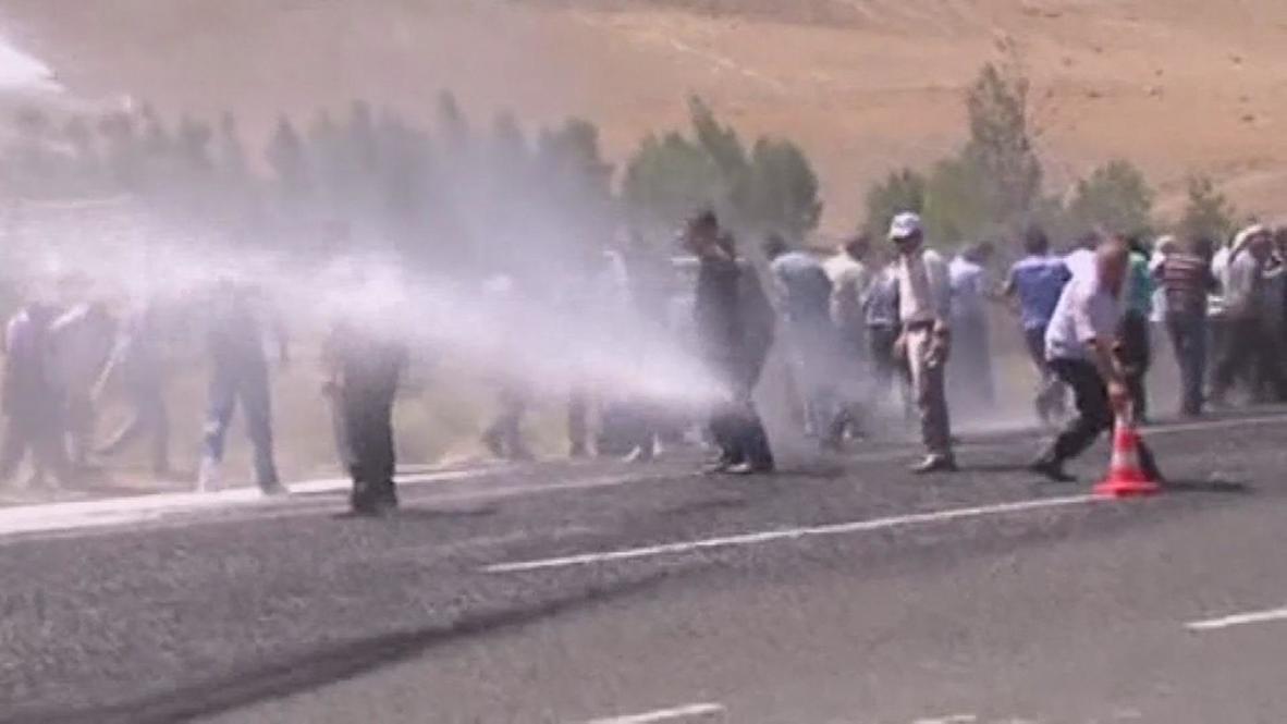 Turkey: Police disperse Turkish Kurd protesters near Syria border