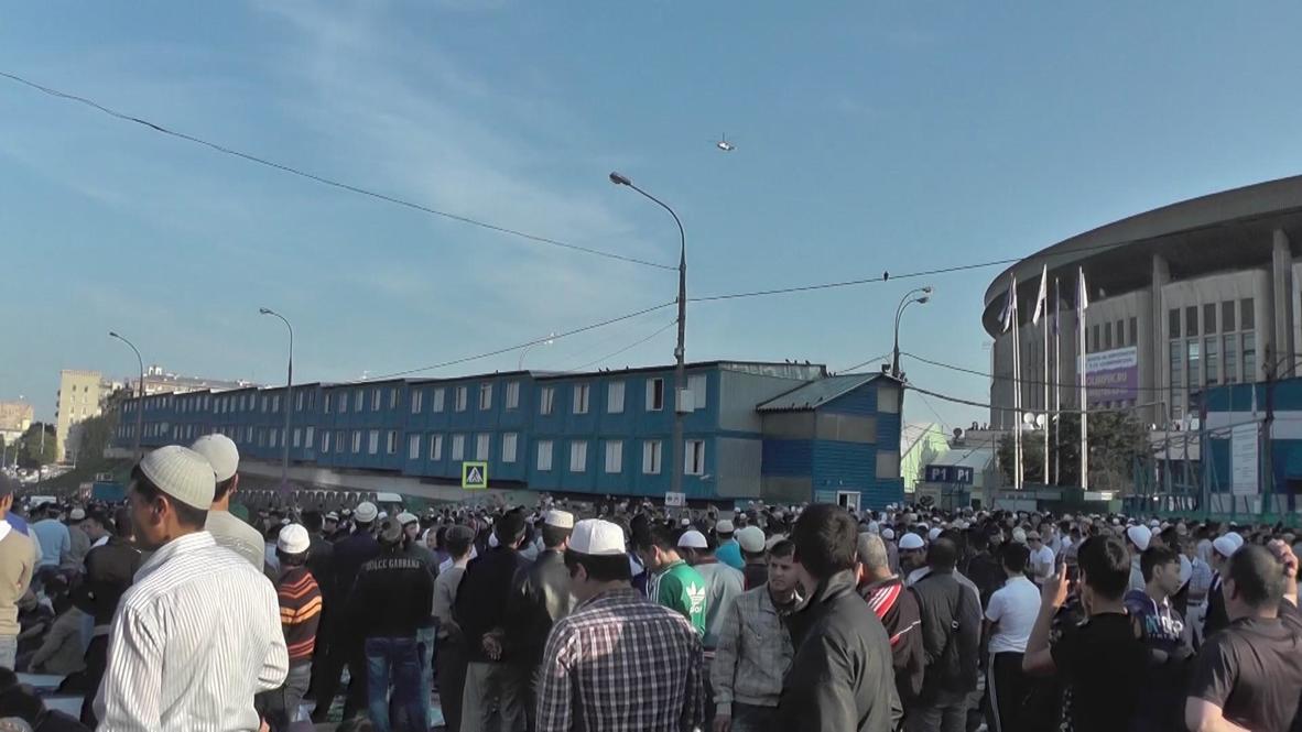 Russia: Thousands attend morning Eid prayers in Moscow