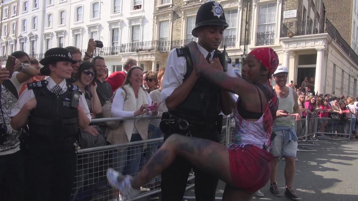 UK: Spectators grind up on police at Notting Hill Carnival