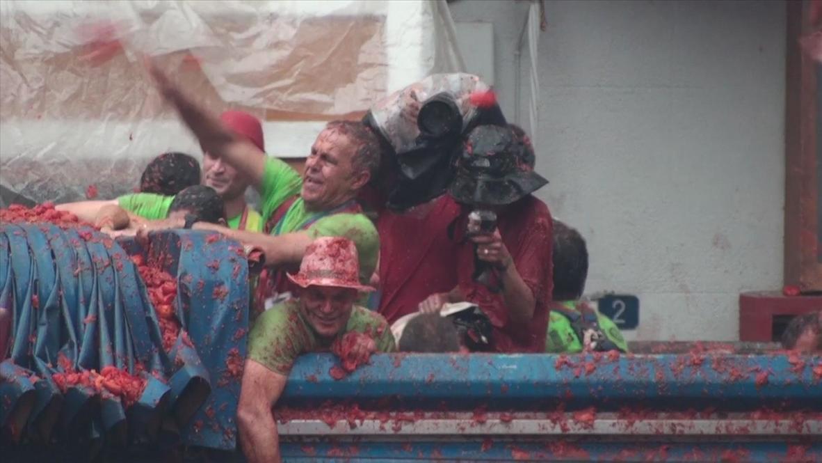 Spain: Tomatina revellers paint the town juicy red
