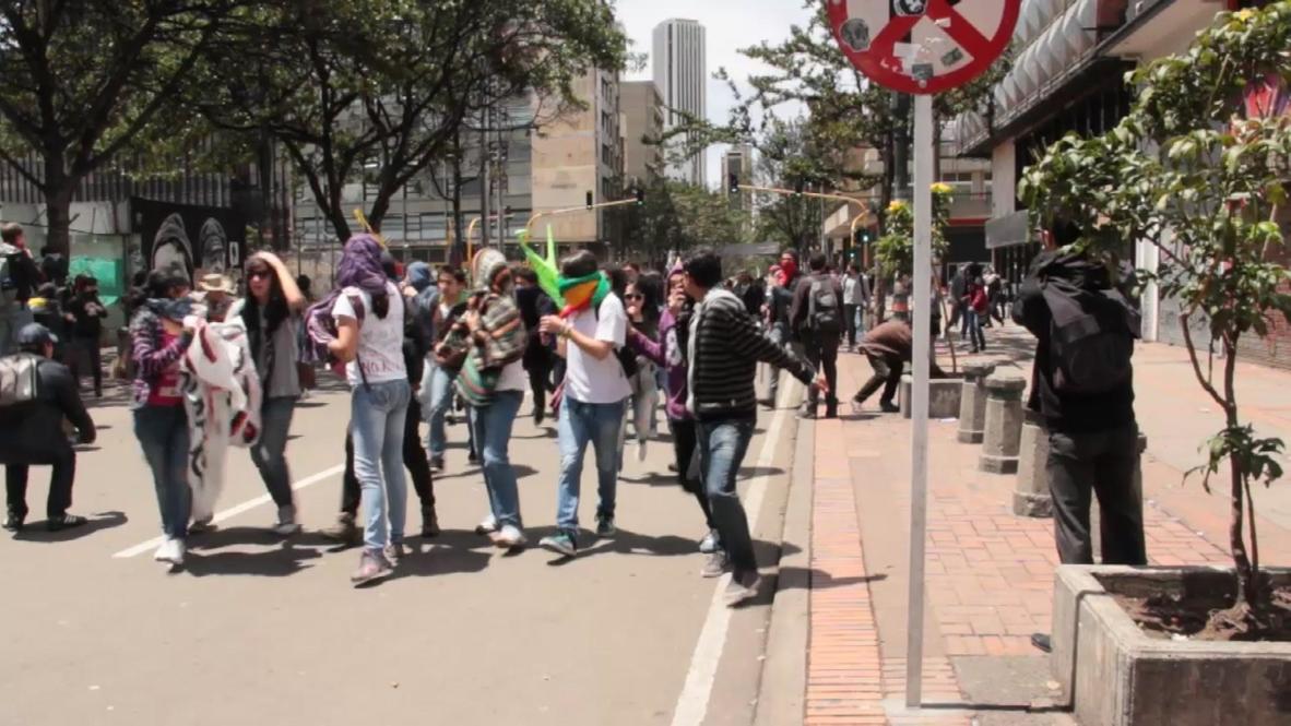 Colombia: Bogota protesters flee tear gas and rubber bullets