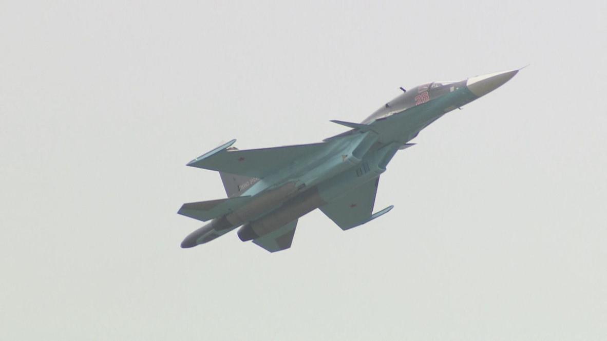 Russia: Sukhoi Su-34 fighter-bomber strikes aviation show