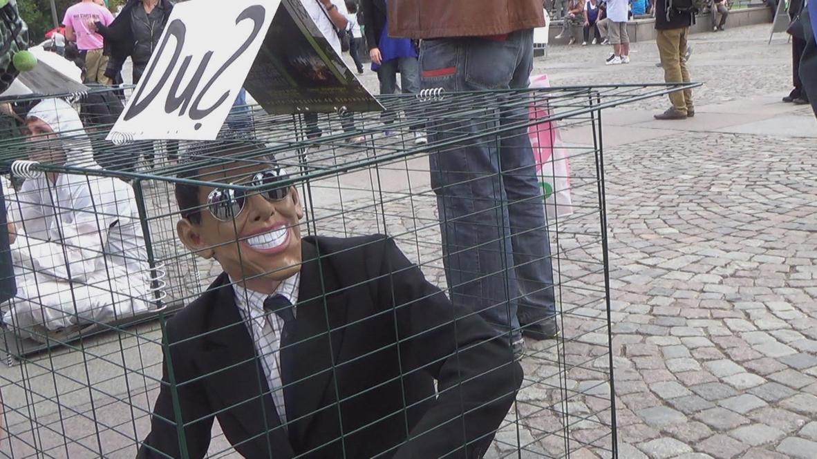 Sweden: Obama arrives to thousands of protesters