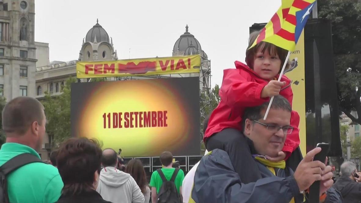 Spain: Catalans gather ahead of 400-kilometre chain try
