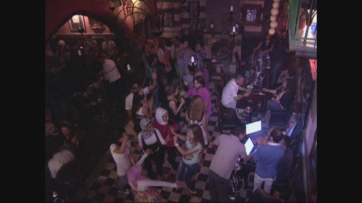 Syria: Youths rave the war away with disco-fever
