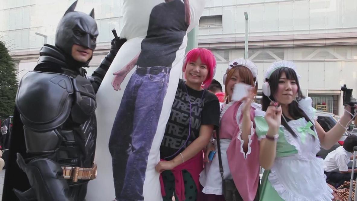 Japan: Deadly typhoon fails to rain on iPhone fanatics' parade
