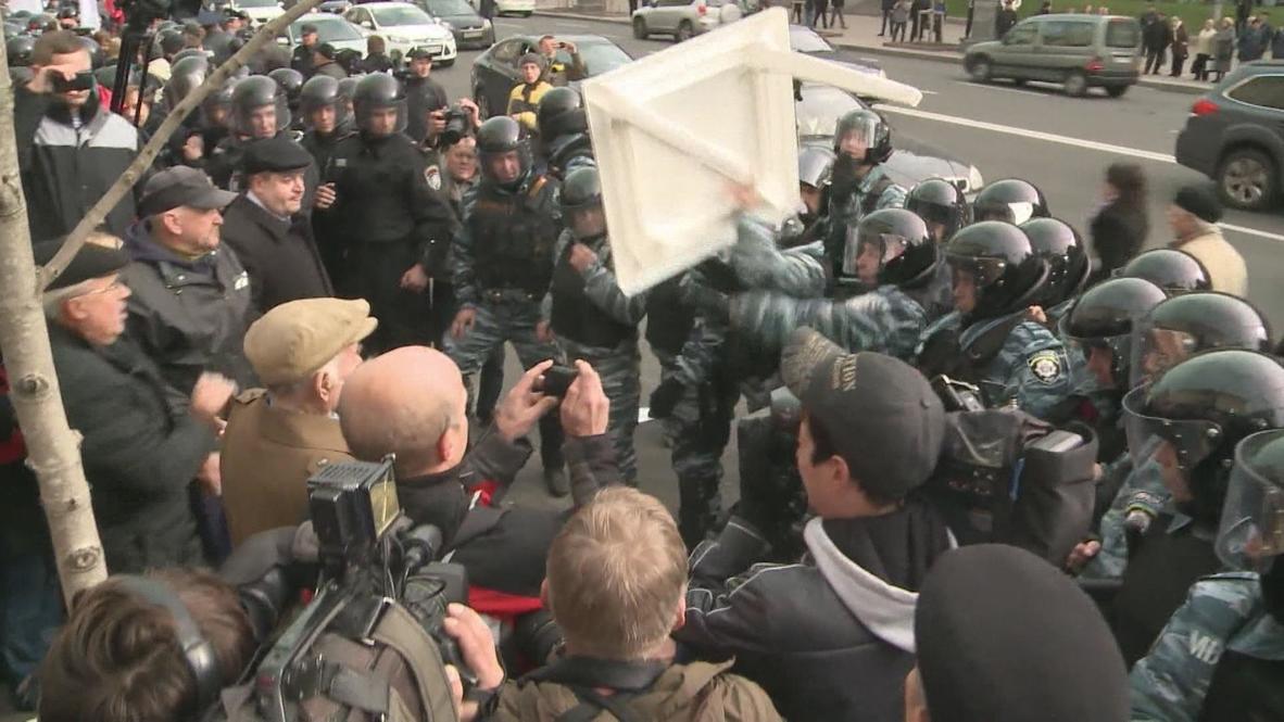 Ukraine: Kiev opposition activists clash with police over council legitimacy