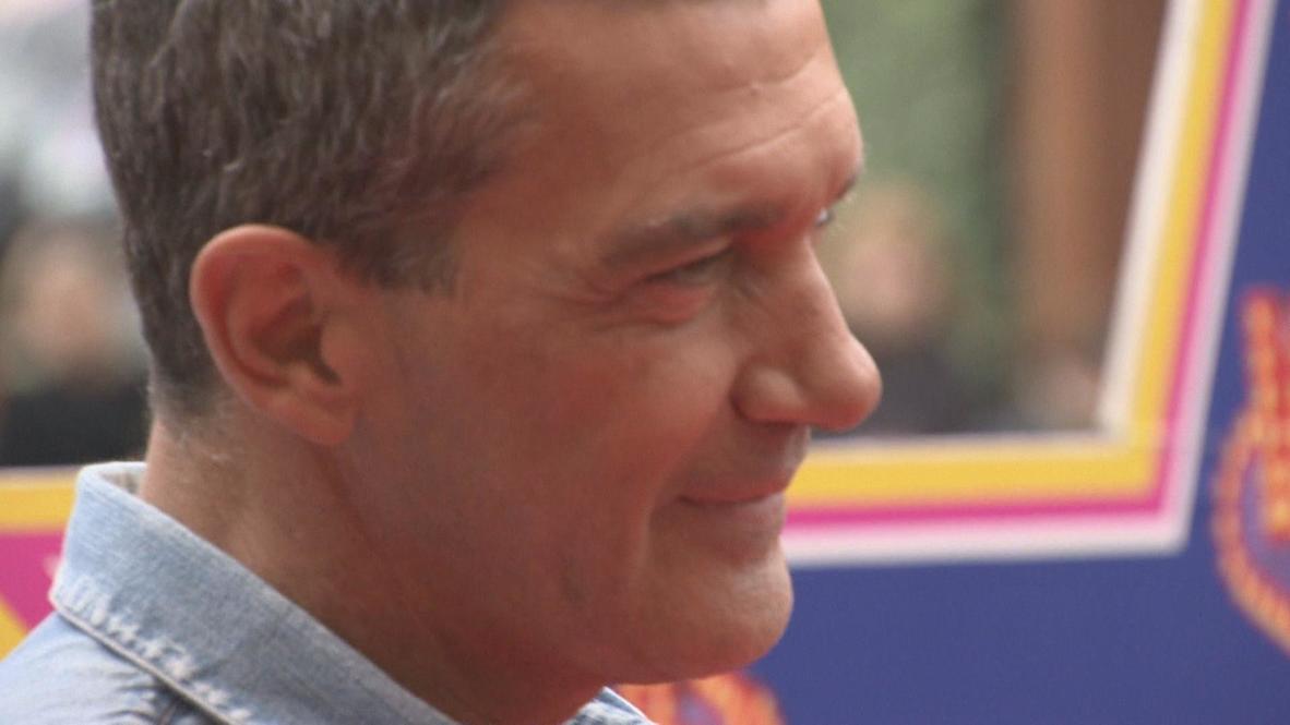 Russia: Antonio Banderas meets Moscow's screaming crowds