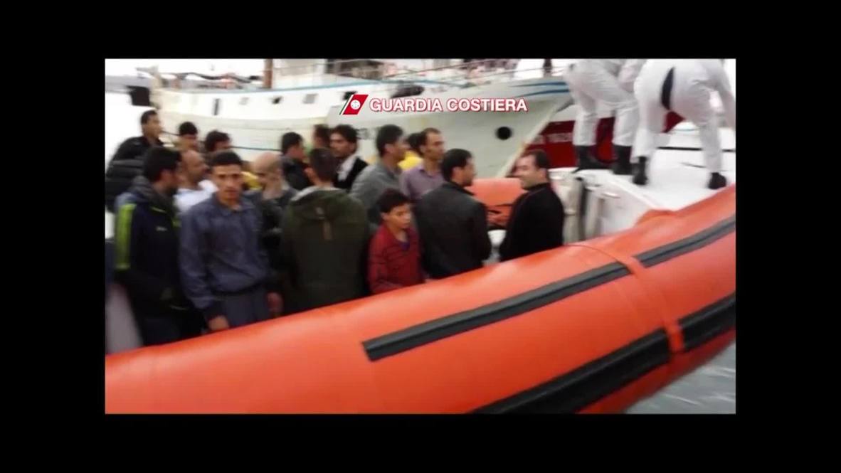 Italy: Syrian refugees dragged from shipwreck