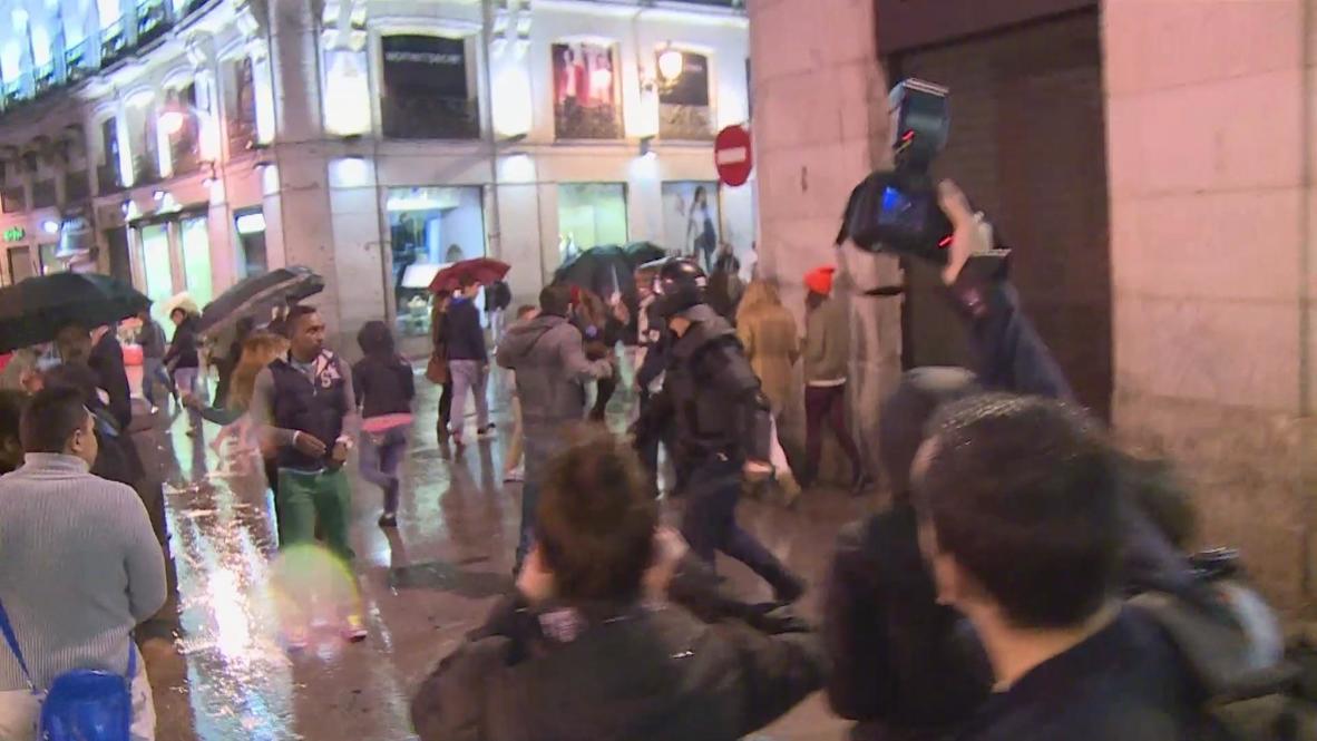 Spain: Students pour scorn on police baton charge