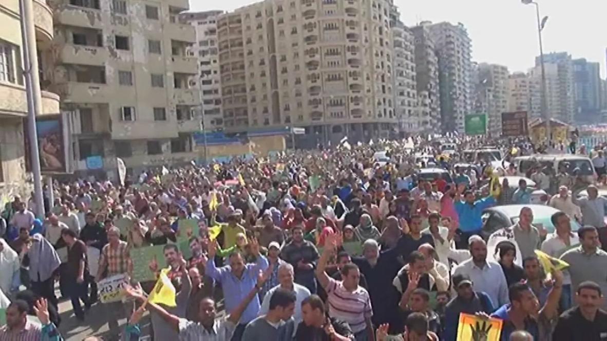 Egypt: Morsi supporters rally as tanks look on