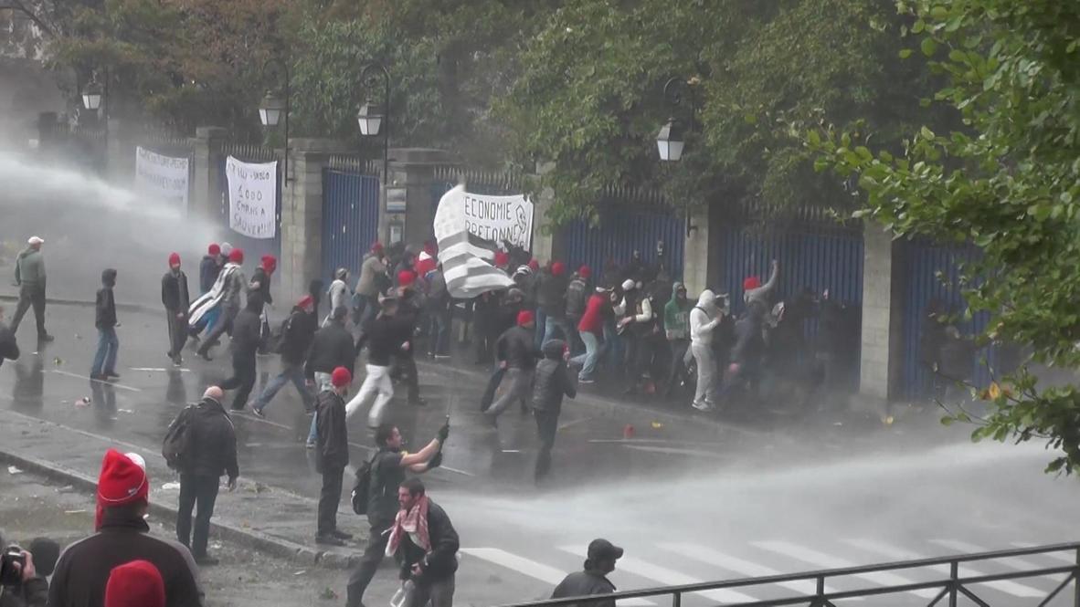 France: Clashes in Brittany as thousands protest against eco-tax