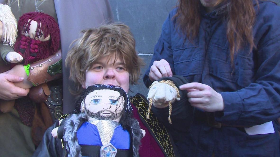 USA: Hobbit fans wait for hours to get sneak peek at Smaug