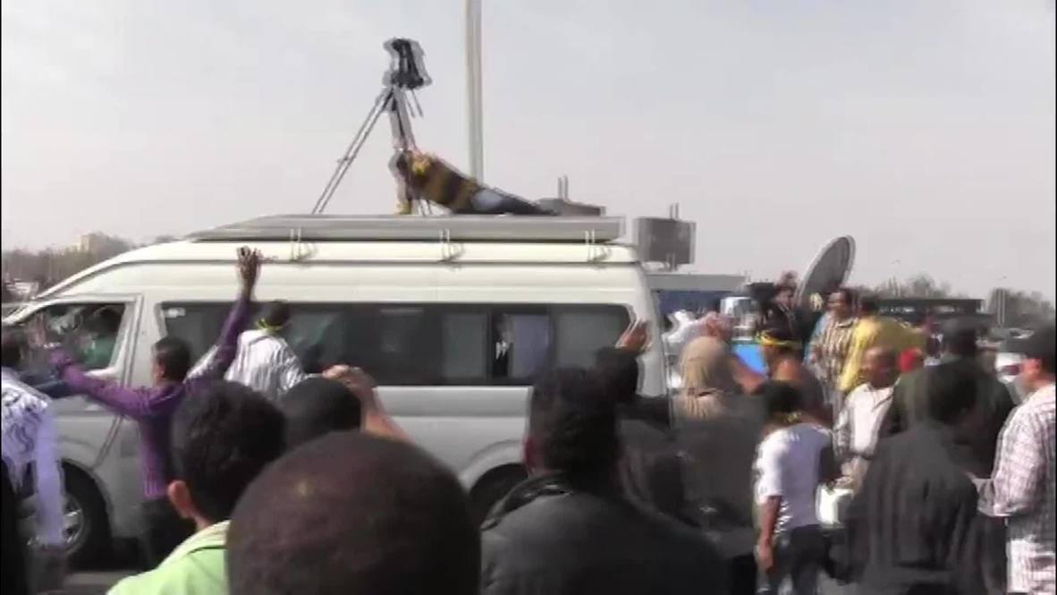 Egypt: Loyal Morsi supporters attack state press at trial