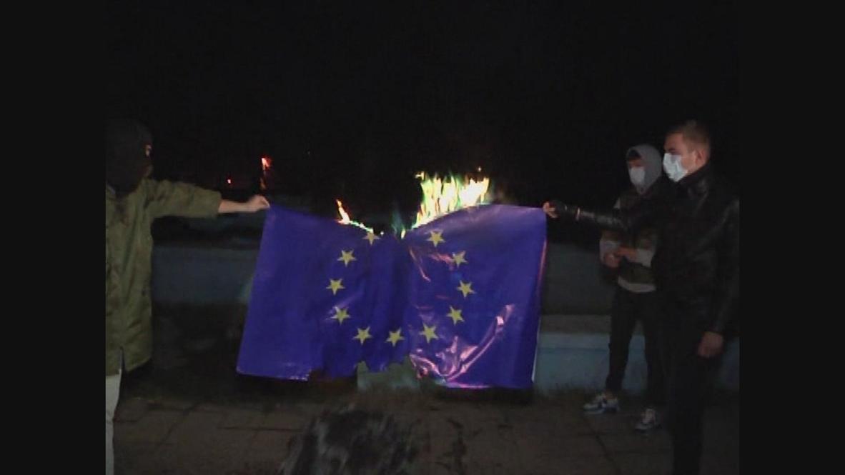 Ukraine: EU flag on fire in Crimea