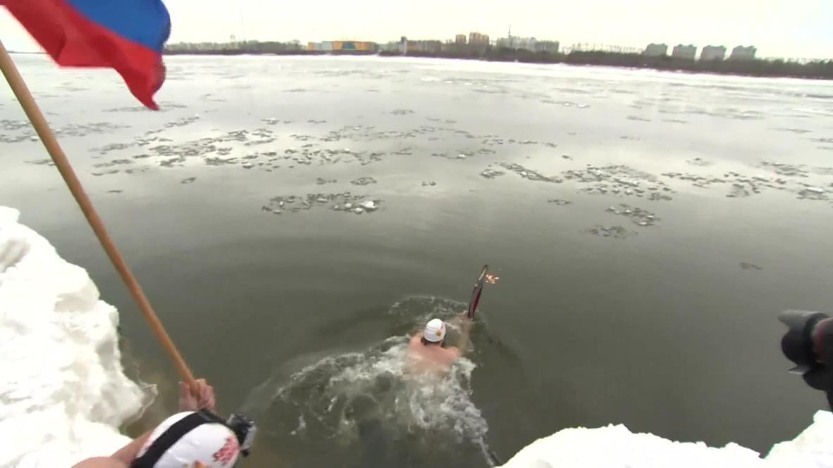 Russia: Olympic torch bearers brave icy swim