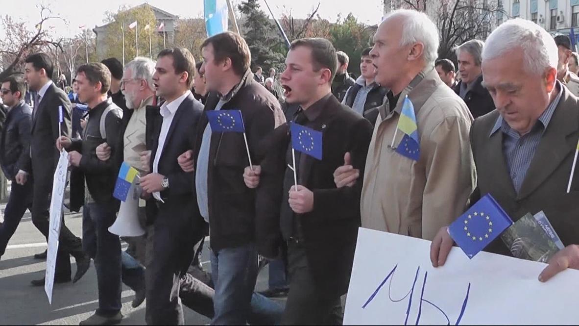 Ukraine: Pro-EU protesters rally in Simferopol