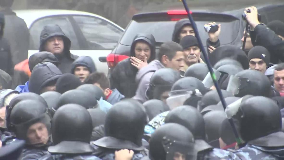Ukraine: Police use tear gas in Kiev clashes